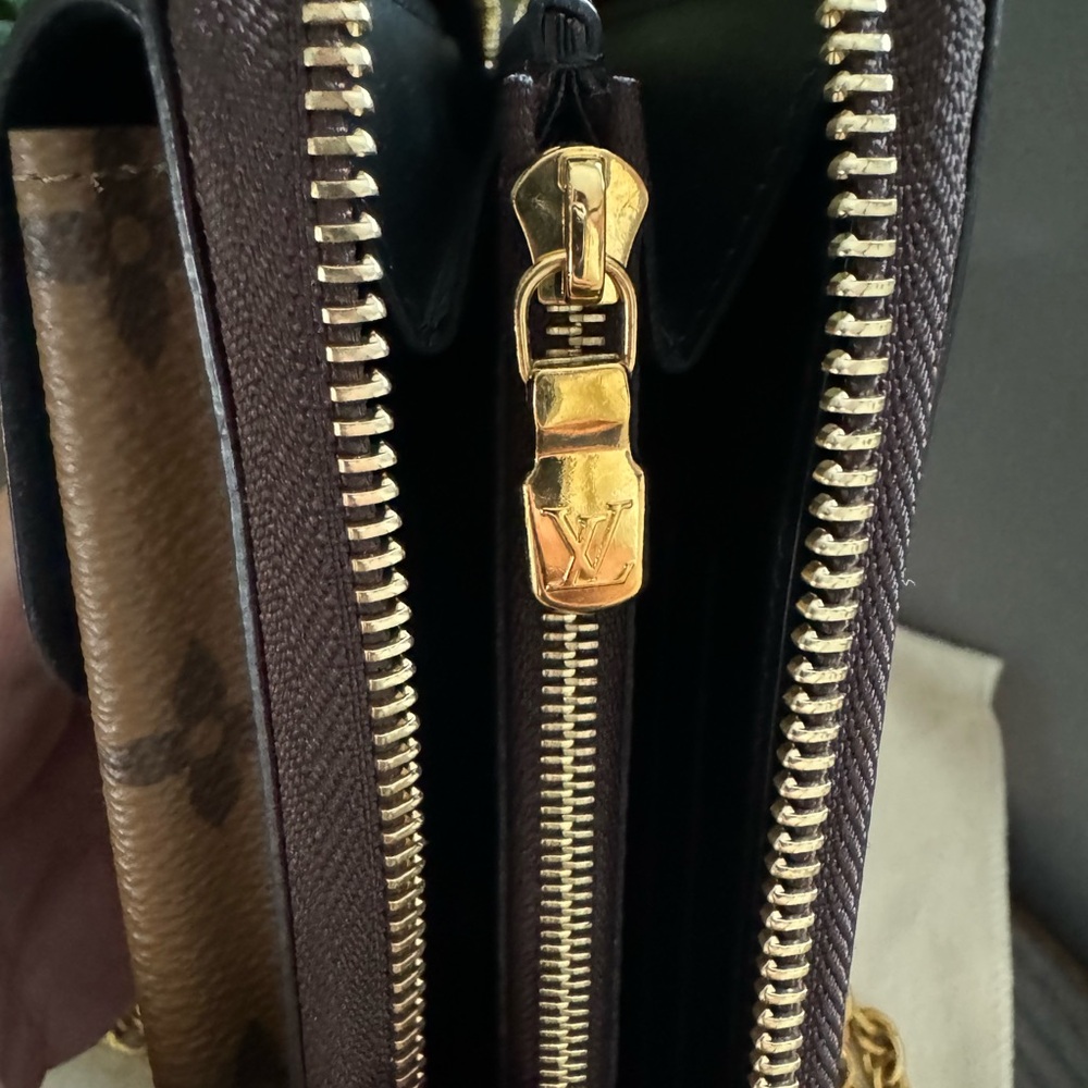 Reverse Monogram Vertical Wallet - on chain - Picture 9 of 14